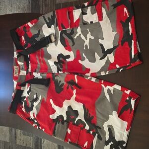 Men's BTL Size 40 Red Camo Cargo Shorts with Belt..